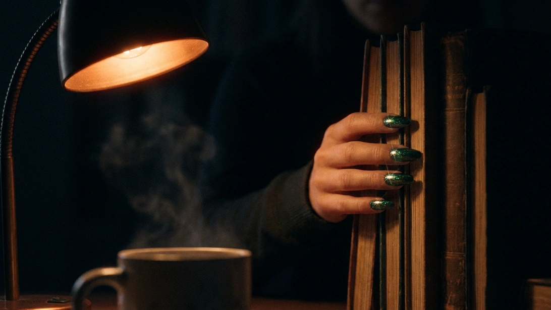 wicked green nails - moody desk lamp lighting feature image